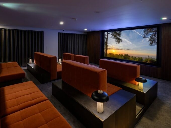 Experience the excellent facilities, with a top-tier cinema room, co-working spaces and private meeting room, as well as a fully equipped gym and a 24-hour concierge.